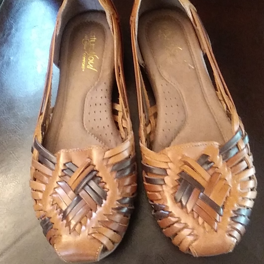 Flat sandals